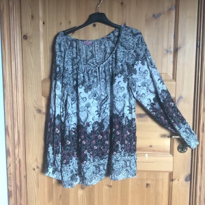 Tunn blus från KappAhl - Resår i armslut. Stl L  Frakt ingår