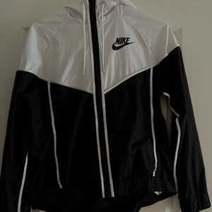 Tränings jacka  - Säljer denna tränings/regnjacka från Nike! Köparen står för frakt🤍 Pris kan diskuteras, skriv dm för intresse!