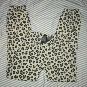 Mjukisbyxor  - As sköna mjukisbyxor. Dom är i storlek 158/164 men passar inte över 163 tror jag. Passar också folk under 158. Sitter som en XS/XXS, dock töjbar i midjan. Superskönt och mjukt material.