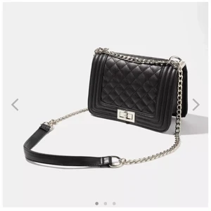 Montini väska  - Säljer denna väska från montini! Den har lite rost på låset men annars är den fin! Kan förkorta bandet eller förlänga!