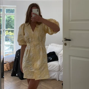 Klänning ifrån Gina tricot  - Söt klänning i från gina tricot. Aldrog använd och lappen sitter kvar. Köparen står för frakten