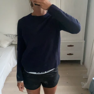 Stickad tröja  - Mörkblå stickad tröja storlek S från Arket