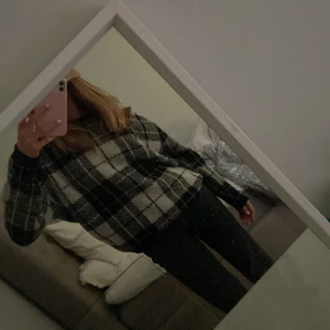H&M stickad tröja - Säljer min fina stickade tröja från hm som är i rutigt mönster, säljer pgr av att den har inte kommit till användning, storlek 158/164 lite stor i storleken men väldigt skön💗 (klicka it på köp nu) kontakta mig ist 🥰