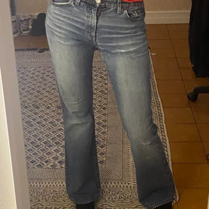 Vintage Crocker original jeans!! - ❗️Super snygga blå lågmidjade jeans med lite bootcut❗️Vintage inköpta Crocker jeans så snygga och de är lågmidjade. Så snygga nu till hösten och vintern då det är lite tjockare jeans material vilket är så snyggt och bra!!😍😍 de är långa för mig och jag är 171!! Köparen står för frakten! (Osäker på pris av frakt)