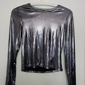 Silver top - Silver top från monki Använd en gång  Pris kan diskuteras 