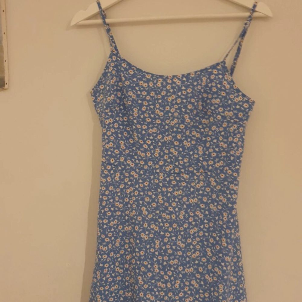 Fin blommig kort sommar klänning från SHEIN i storlek s fast passar som xs också. Bra skick och lite luftig som är skönt på sommaren:). Klänningar.