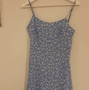 Sommar klänning. - Fin blommig kort sommar klänning från SHEIN i storlek s fast passar som xs också. Bra skick och lite luftig som är skönt på sommaren:)