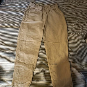 Linnebyxor - Beige linnebyxor i storlek 34. De går till ankeln på mig som är 164cm. Ganska små i storleken.