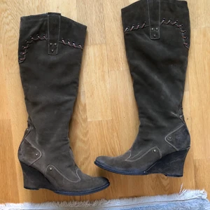 Boots med klack - Sjukt snygga ganska använda, men växt ur dom. vill bli av med dom så priset går absolut att diskuteras 