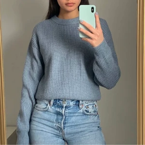 Stickad tröja - En jättefin blå stickad tröja i storlek XS. Köparen står för frakten som ligger på 65 kr och betalning sker via swish💕