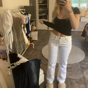 Lågmidjade jeans  - Jeans från bikbok i modellen straight low waist, vita🤍Använt fåtal gånger!!❤️‍🔥 