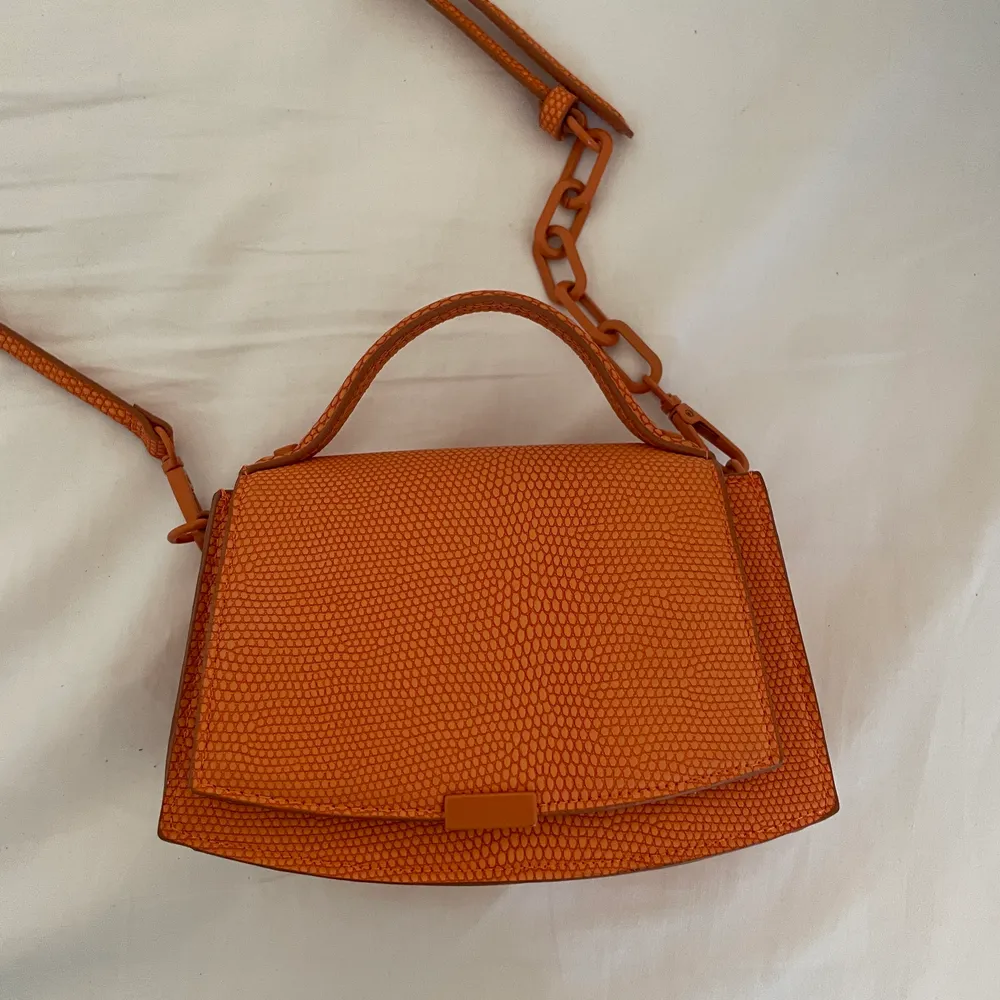 Super fin orange väska från zara som aldrig blivit använd! Går att justera i längd och rymlig! Frakten blir mer precis när man kollar vikt på posten! ❤️. Väskor.