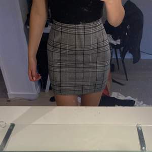 Rutig kjol från hm i storlek xs, knappt använd. 50kr + frakt 