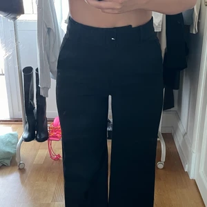 Kostymbyxor  - Svarta kostymbyxor från H&M i bra hållbart kvalite! Storlek 34 men passar en 36 också! Jag är en 36/38 och får på mig de men är nägot små! Frakten blir mer precis när man vägt produkt! 