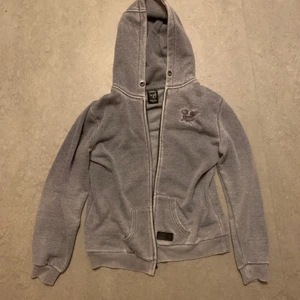 Grå hoodie  - Grå zip-up med cool broderad drake köpt second hand