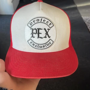 Pex keps - Pex keps, snapback trucker keps andvänd ett fåtal gånger. Jätte fint skick kepsen är köpt för 400kr men säljer den för 250kr