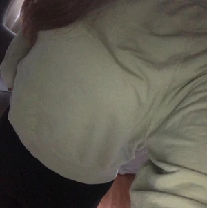 Tröja från ONLY i fint skick! - Säljer billigt pga vill bli av med! En jättefin grön tröja i strl.M men passar även L och S💕 hör gärna av er vid fler bilder/frågor❤️