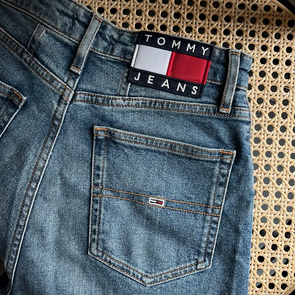 Snygga Tommy Hilfiger jeans, storlek W26 L32. Modellen är högmidjad. I fint skick!. Jeans & Byxor.