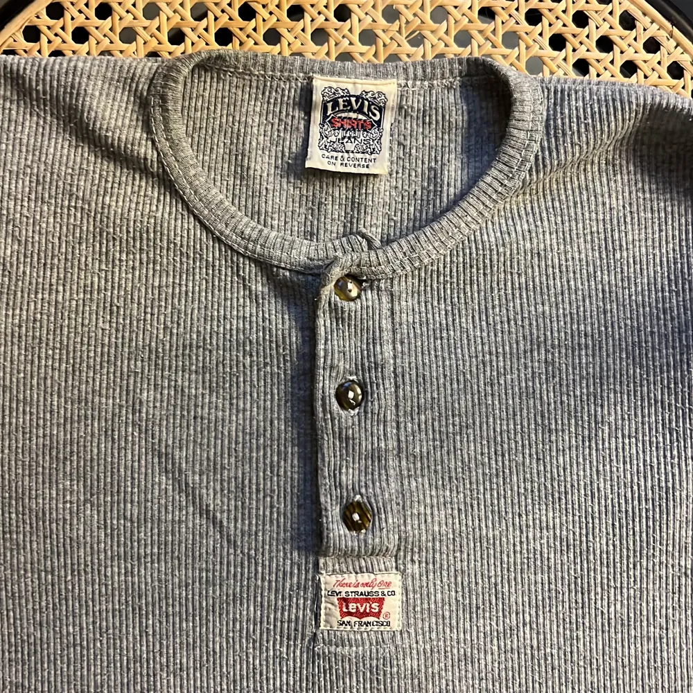 Fin vintage Levi’s tröja med knappar. I fint skick! Storlek s-m.. Tröjor & Koftor.