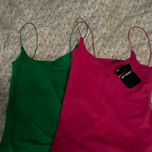 topp - toppar i grön o rosa, 49kr styck, helt nya me lapp kvar, strl M men passar s