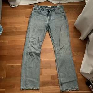 Zara mid rise jeans - Säljer de populära mid rise jeansen från zara. I använt men fint skick, inga synliga skador eller fläckar.🙌🏽