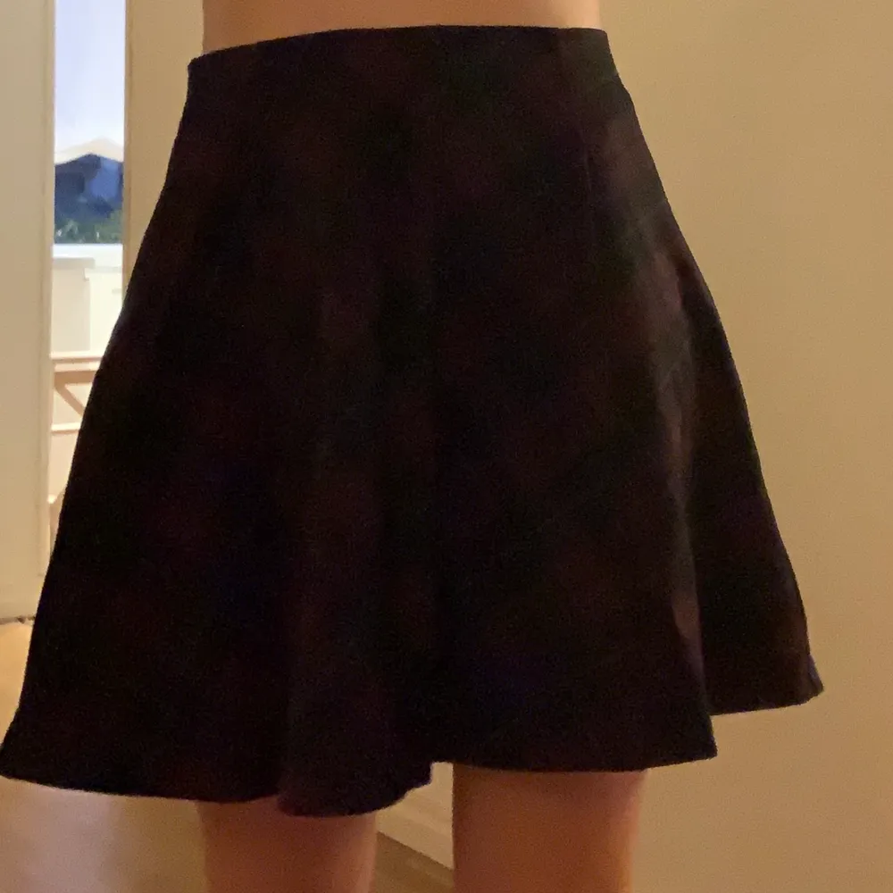 Skotskrutig kjol, lite mörkare i storlek 36, använd 1 gång. Kjolar.