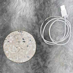 En trådlös laddare för iPhone, Samsung och Huawei telefoner med en snygg design av vit/beige stenar. Köpt från Ideal Of Sweden. I priset ingår en strömkabel.  Priset är diskutertbart vid snabb affär!