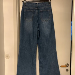 Jeans - Oanvända oversized jeans. Står storlek M. Midjemåttet är 82 cm och innerbenslängden är 85 cm.  Jag är 171 cm lång för referens och brukar ha S/M. Superbekväma!  Kan mötas upp eller frakta. Köparen betalar frakt. Står inte för postens slarv.