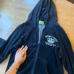 Juicy couture överdel - Jag säljer min juicy sip up tröja för har inte andvändning av den längre, den är i storlek L men skulle säga att den passar som en S/M den är den är en modell som ej finns längre från när min mamma va ungdomen i väldigt bra skick vet ej ordinarie pris