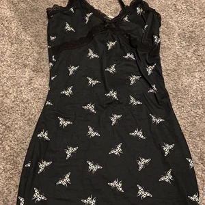 Klänning med fjärilar  - Fin klänning med fjärilar. Storlek xs sitter tajt. Lite liten på mig som är 160 ish. Köpt för 250 kr💕