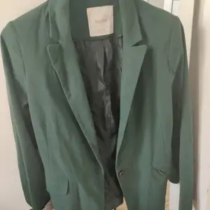 Fin kostymjacka i emerald green färg (syns bäst på sista bilden) superskön, aldrig använd mer än testad och konstaterad att den var för liten😔 hoppas någon kan känna sig fin i den i höst!