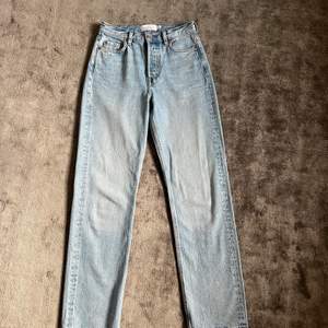 Straight jeans från & sorber Stories💗jeans är i storlek 24 och har en medelhög midja💗jeansen är på gränsen till korta på mig som är 166cm