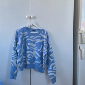 Stickad tröja  - Blå vit stickad tröja, xs men lite oversized