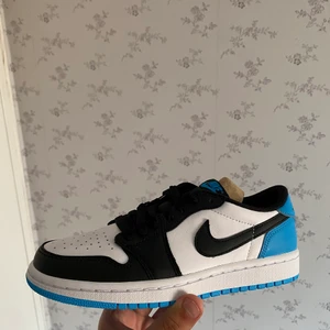 Jordan 1 low og ”unc” - Jordan 1 low og ”unc”, storlek 38, helt nya i boxen, pris 2000 + 99kr📦