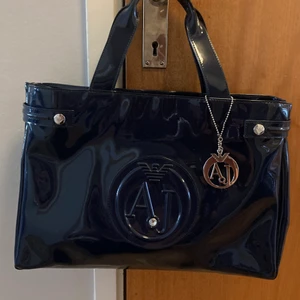 Armani väska - Mycket fin väska enstaka små repor inget som  syns direkt.Dustbag ingår 