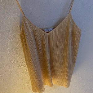 &other stories linne  - Superfint festligt linne från &other stories! I nyskick, tror nypris är runt 400 kr. Frakt 40kr. 