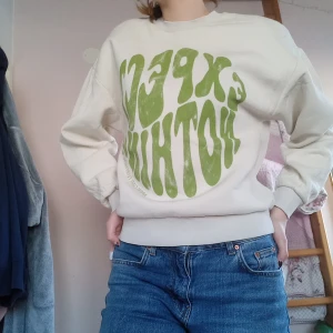 Sweatshirt - Snygg sweatshirt ifrån gina tricot. Köpt för några månader sedan men knappt använd. Pris går att diskutera💞