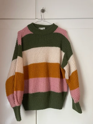 Tjocktröja  - Färgglad skön tjocktröja. S. 