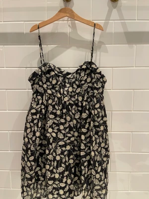 Zara sommarklänning  - Supersöt zarabyxdress, men ser ut som en klänning, justerbara band. Storlek XS! 💞