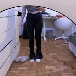 ”Skinn byxa”  - Är 165cm ish för referens  Har 27/28 i midja, och dessa är för stora och för långa för mig 