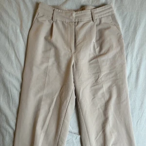 Kostymbyxor  - Storlek 36, köparen betalar för frakten. Säljer då jag inte använder dem💛