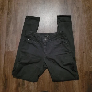 Lågmidjade byxor - I mycket bra skick. Använt enstaka gånger. Lågmidjade byxor i färgen grå. Finns dragkedja på ena fickan där bak som en fin detalj. Köpta för ca 250 kr, säljer för 80 kr.