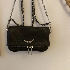 Zadig & Voltaire väska i ny skick! - Runt 1700 kr är jag inreserad. Köpt föra året, och andvänd 2 gånger, så är i mycket fint skick och inga märken. Kvitto finns kvar och väska till den, svarar så fort jag kan. Jag står inte för postens slarv!💘 Det är den lilla storleken.💕 