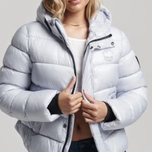 Superdry jackea - Jätte fin jacka från Syperdry i färgen vit/ babyblå. Knappt använd Köpt för 1600kr