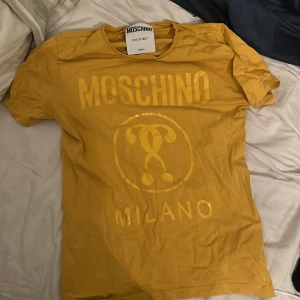 Säljer min moschino t-shirt för den är för liten orginal pris 1100 säljer för 400 - Bra skick 