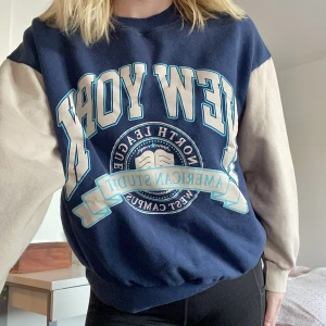 Sweater - Säljer en sweater i strl S. Oversized i strl. Köpare står för frakt🥰