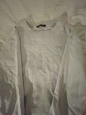 Acne Tröja  - Acne sweatshirt i storlek XS. Skick 7/10. Nypris ligger runt 2200. Skriv vid frågor!