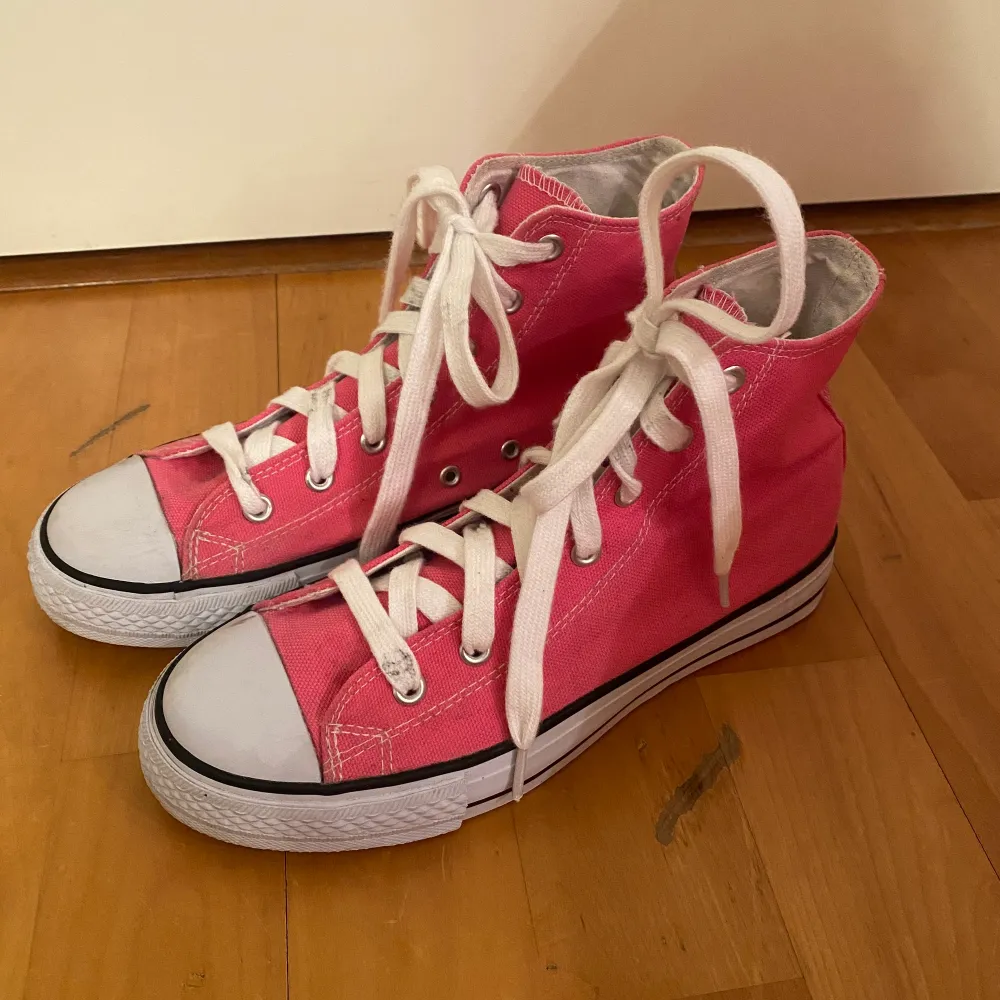 Ett par jätte snygga liknande Converse skor!❤️ Köpte dem på sellpy för 220kr! De är inte använda mycket alls! Säljer för 80 + 59kr för frakt💗 Skorna är i storlek 36!. Skor.