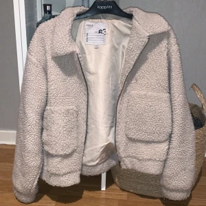 Jacka - Säljer min fleecejacka då den inte används längre.  Den är i använt skick skulle jag säga men fullt användbar.  100kr+frakt