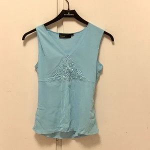 en ljus blå tröja - en ljusblå kortärmad tröja som är skitsnygg från Kappahl! 🌼OBS: Den är i storlek 40/42 men jag som har storlek S tycker att den passar fortfarande rätt så bra!🌺